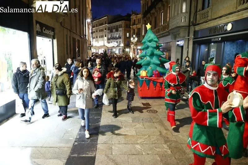 Pasacalles navideño con Kamaru Teatro en la plaza del Liceo. Fotos: David Sañudo
