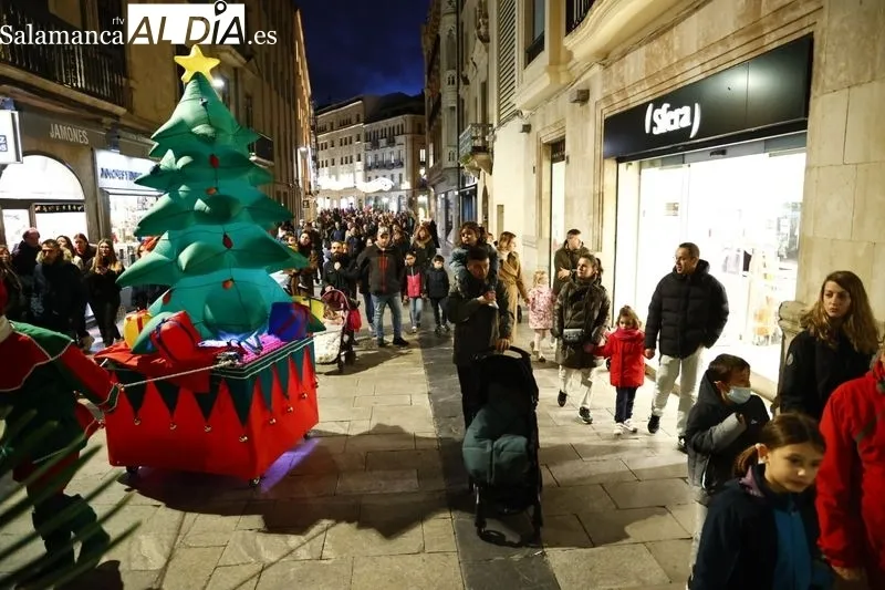 Pasacalles navideño con Kamaru Teatro en la plaza del Liceo. Fotos: David Sañudo