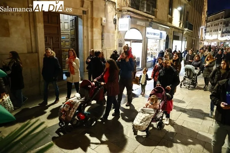 Pasacalles navideño con Kamaru Teatro en la plaza del Liceo. Fotos: David Sañudo