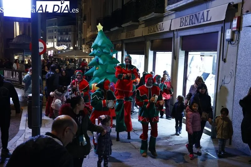 Pasacalles navideño con Kamaru Teatro en la plaza del Liceo. Fotos: David Sañudo