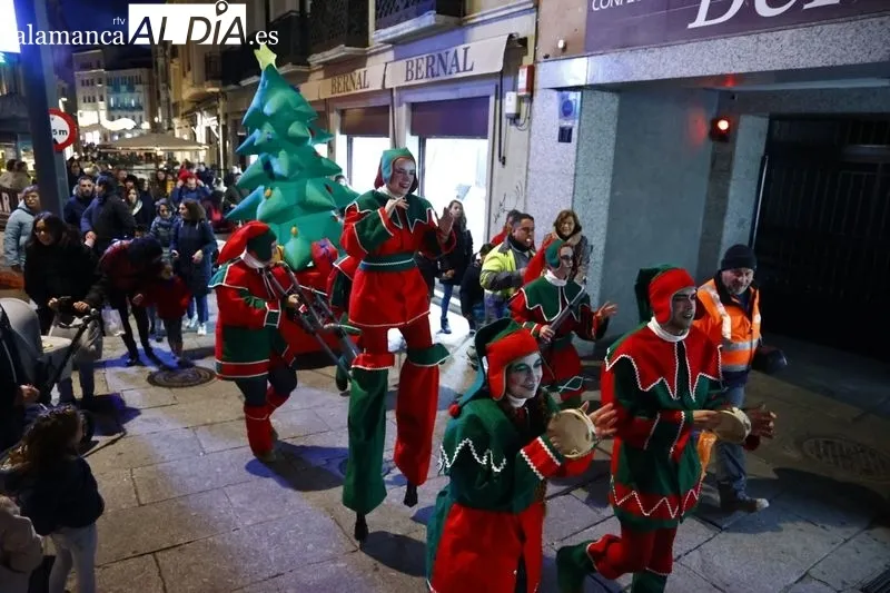 Pasacalles navideño con Kamaru Teatro en la plaza del Liceo. Fotos: David Sañudo