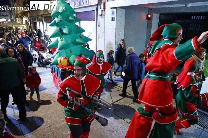 Pasacalles navideño con Kamaru Teatro en la plaza del Liceo. Fotos: David Sañudo