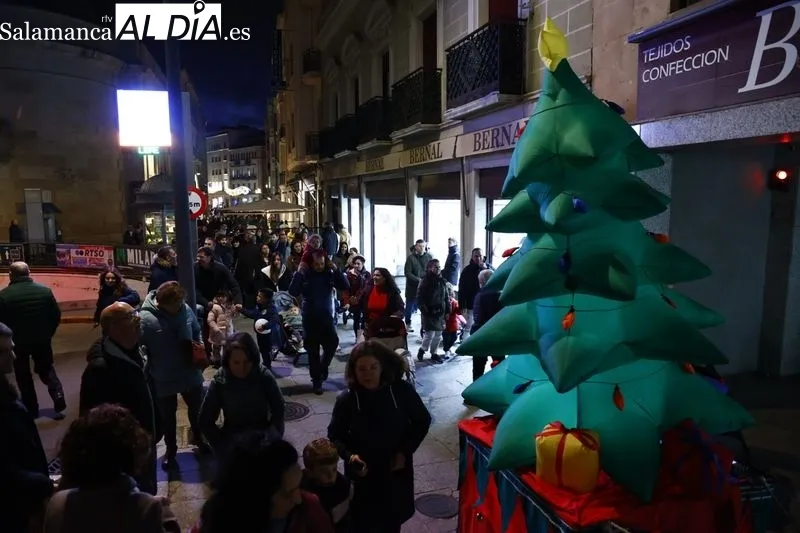 Pasacalles navideño con Kamaru Teatro en la plaza del Liceo. Fotos: David Sañudo