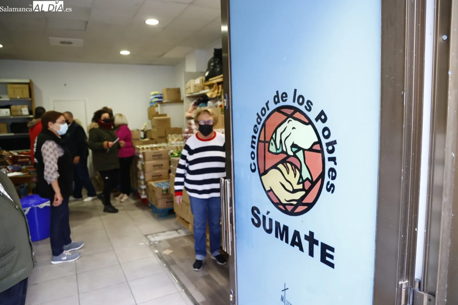 Reparto de menús navideños para personas vulnerables. Fotos David Sañudo