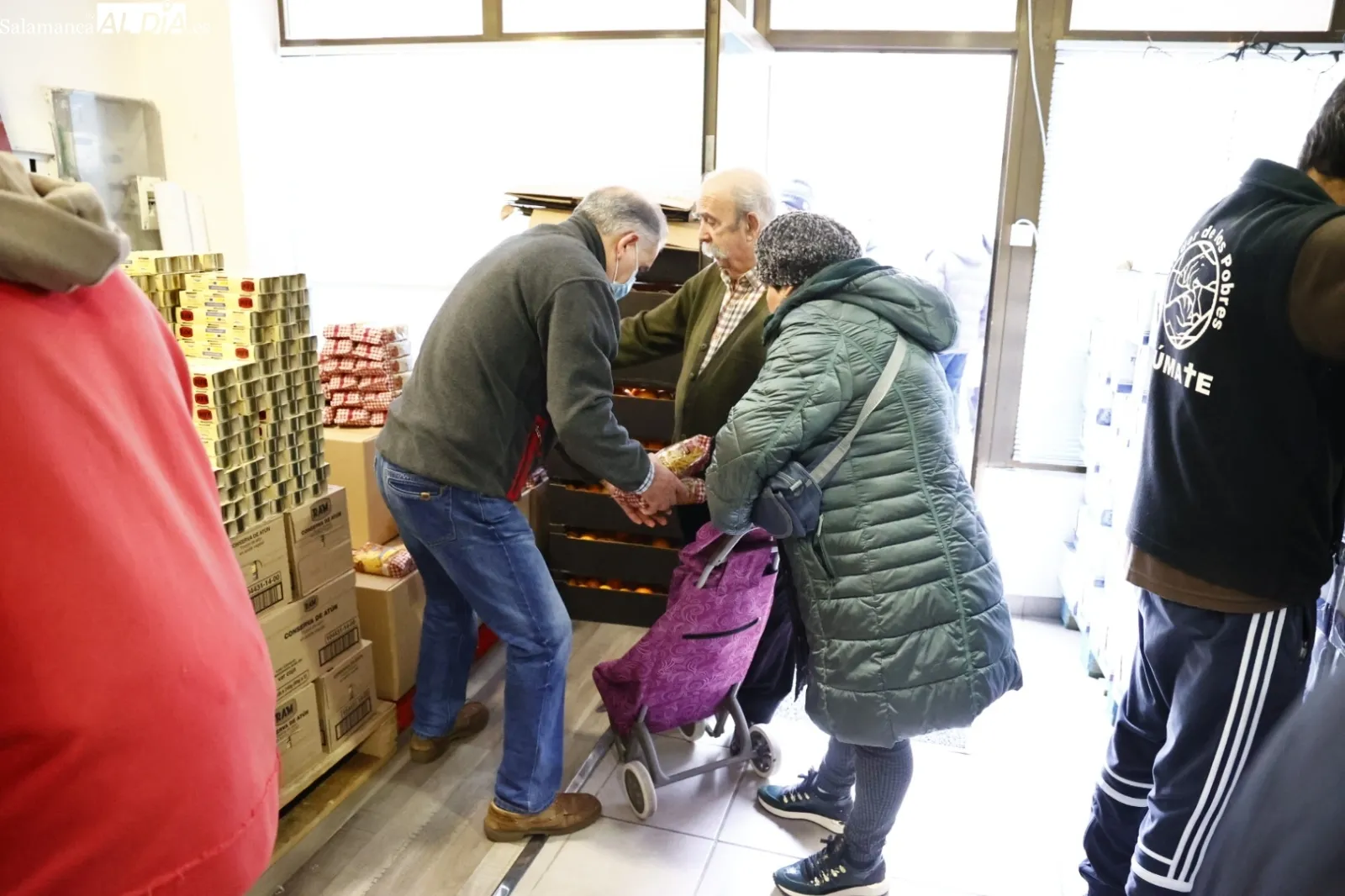 Reparto de menús navideños para personas vulnerables. Fotos David Sañudo