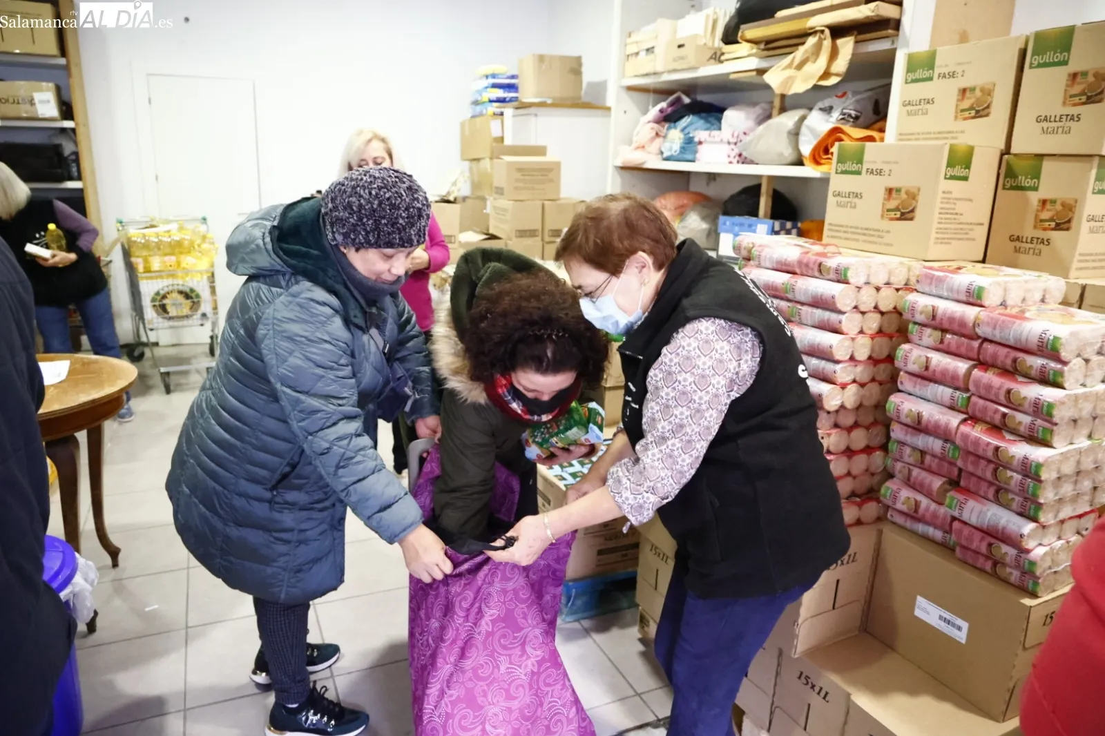 Reparto de menús navideños para personas vulnerables. Fotos David Sañudo