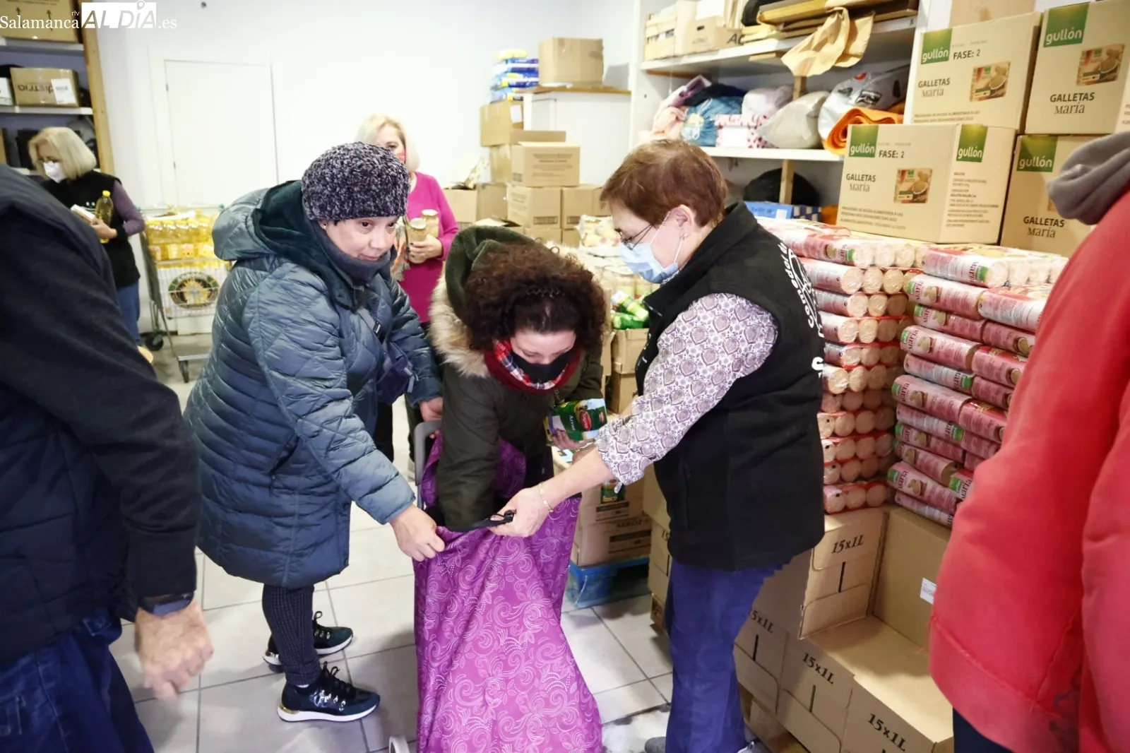 Reparto de menús navideños para personas vulnerables. Fotos David Sañudo