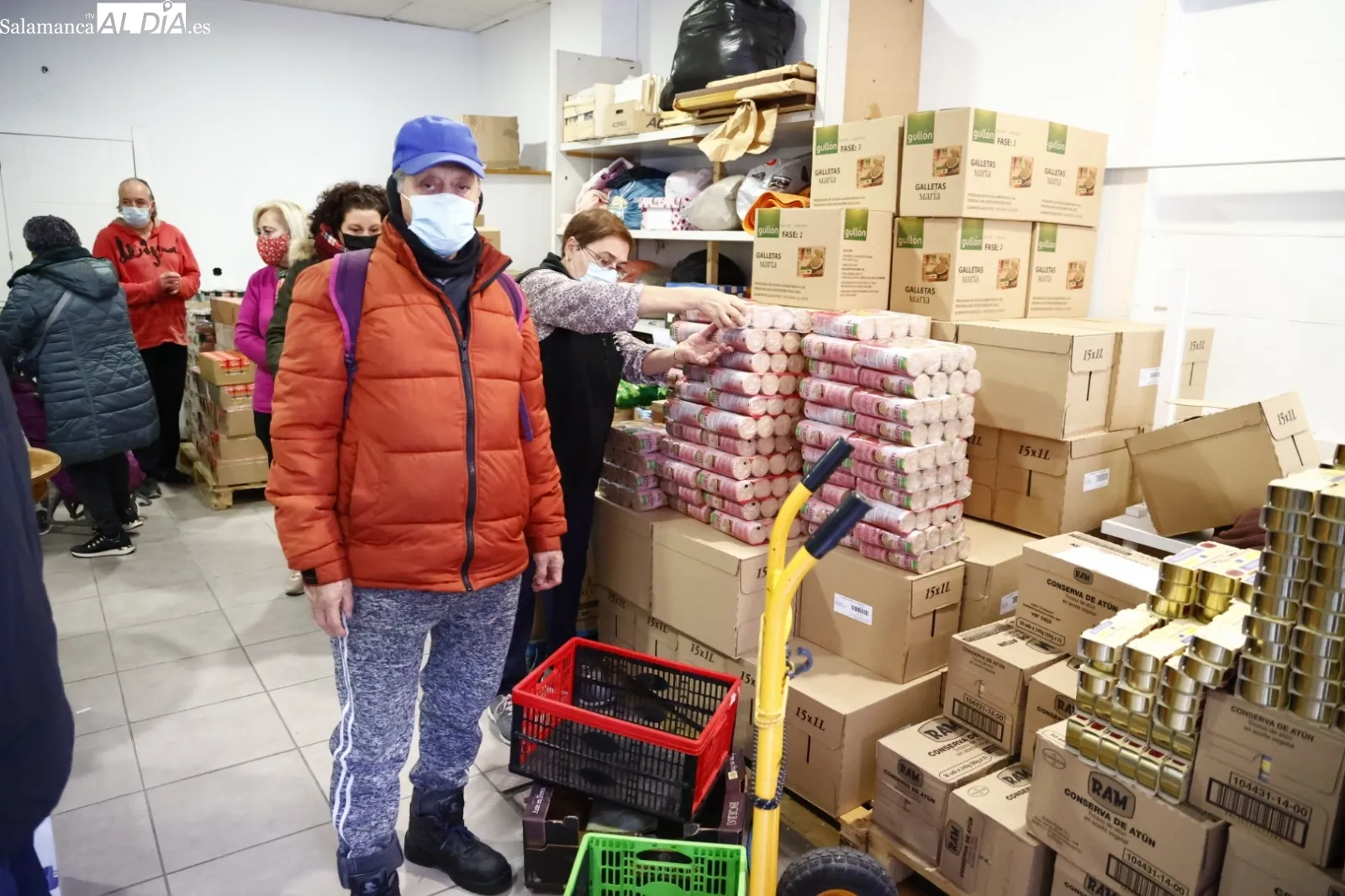 Reparto de menús navideños para personas vulnerables. Fotos David Sañudo