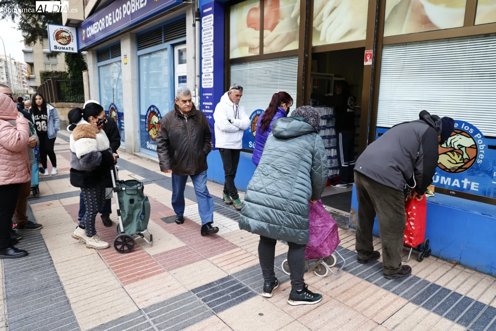 Reparto de menús navideños para personas vulnerables. Fotos David Sañudo