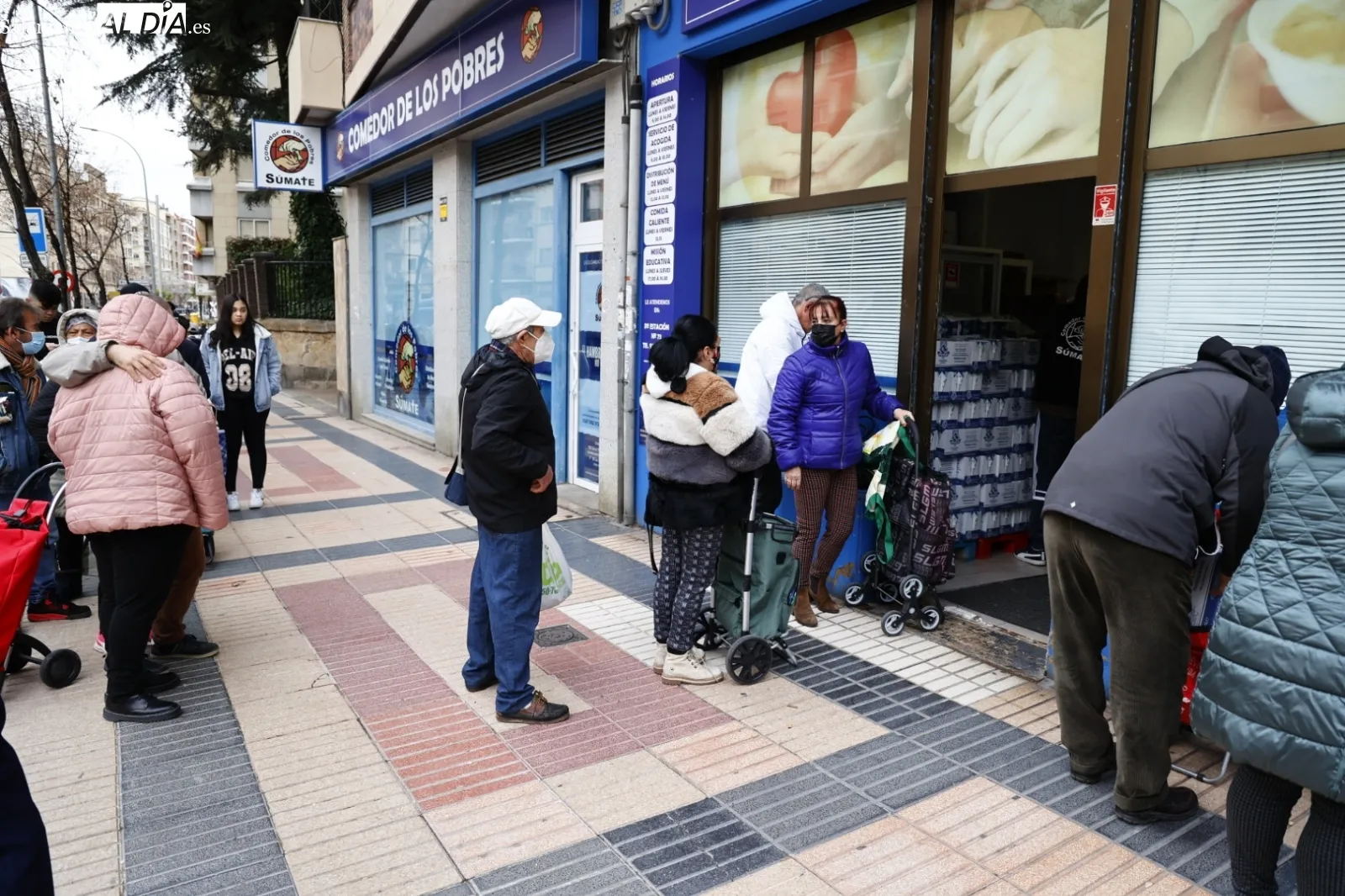 Reparto de menús navideños para personas vulnerables. Fotos David Sañudo