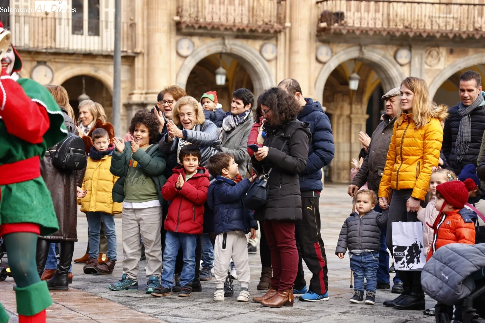 Pasacalles Navideño con Kamaru en la plaza del Teatro Liceo. Fotos David Sañudo