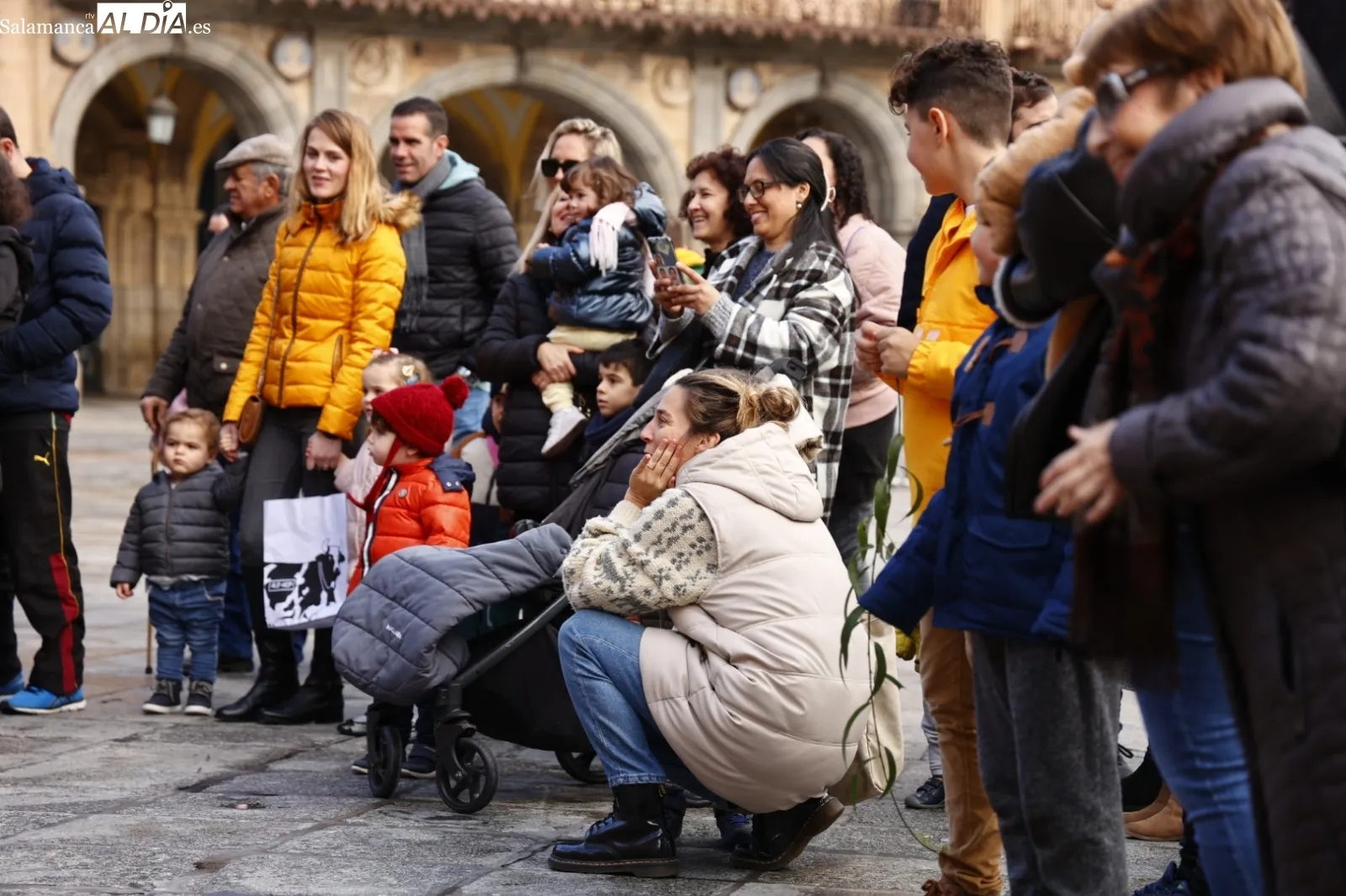 Pasacalles Navideño con Kamaru en la plaza del Teatro Liceo. Fotos David Sañudo