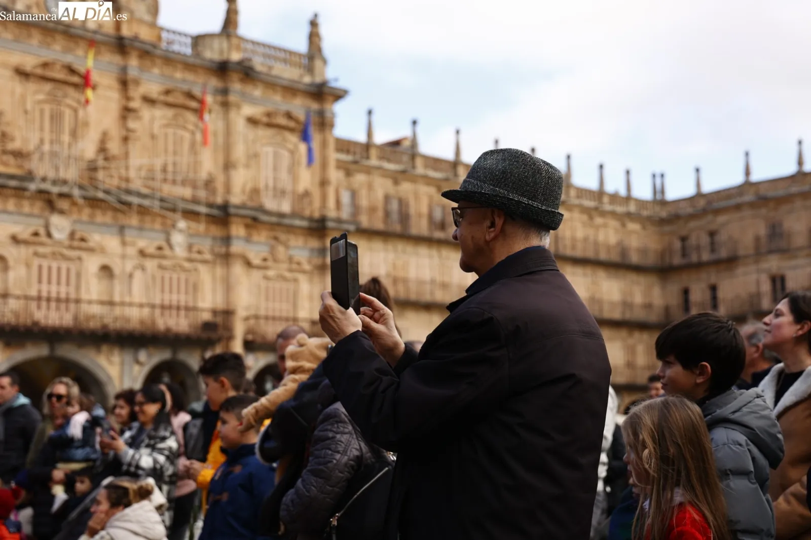 Pasacalles Navideño con Kamaru en la plaza del Teatro Liceo. Fotos David Sañudo