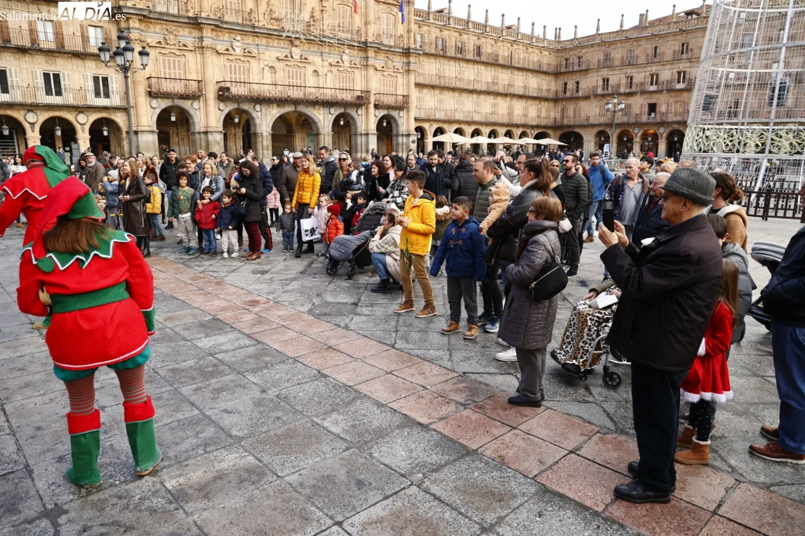 Pasacalles Navideño con Kamaru en la plaza del Teatro Liceo. Fotos David Sañudo