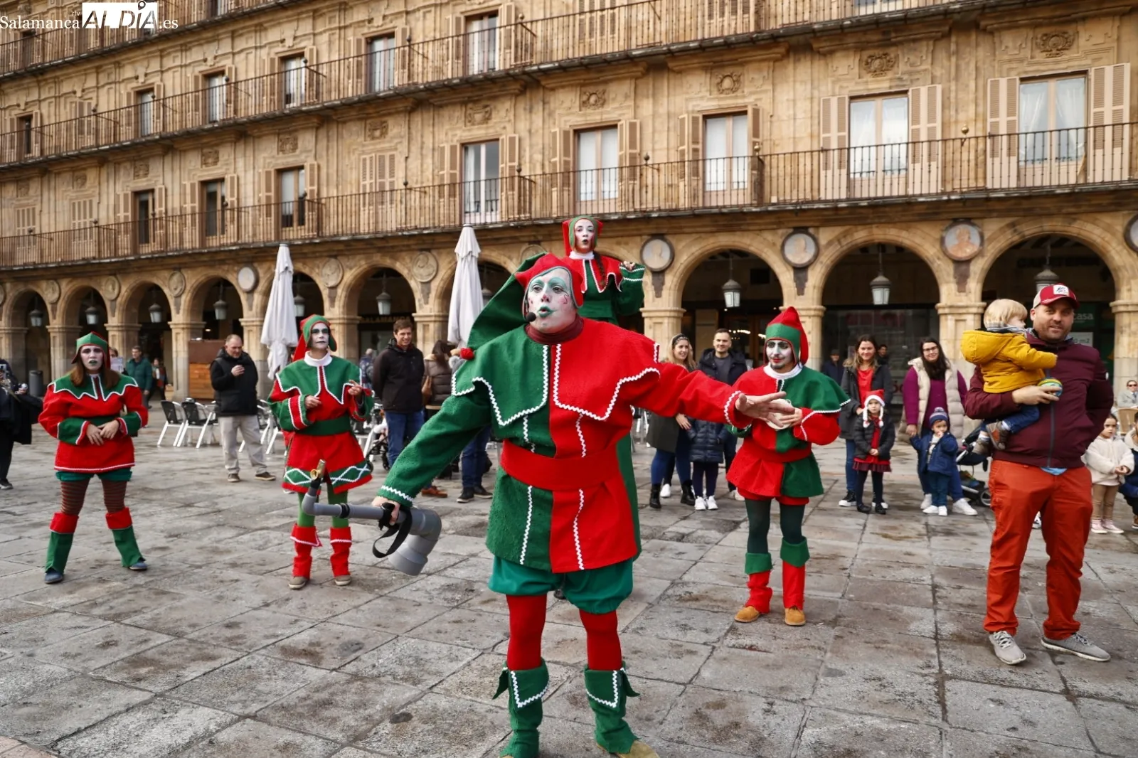 Pasacalles Navideño con Kamaru en la plaza del Teatro Liceo. Fotos David Sañudo
