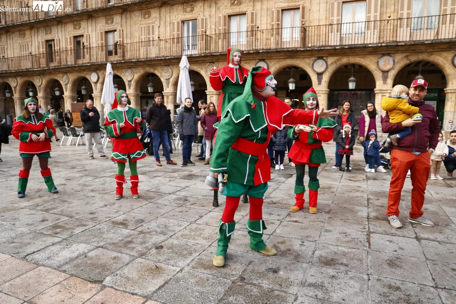 Pasacalles Navideño con Kamaru en la plaza del Teatro Liceo. Fotos David Sañudo