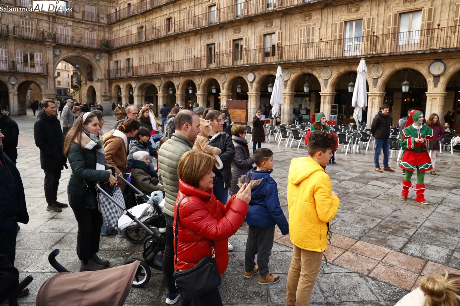 Pasacalles Navideño con Kamaru en la plaza del Teatro Liceo. Fotos David Sañudo