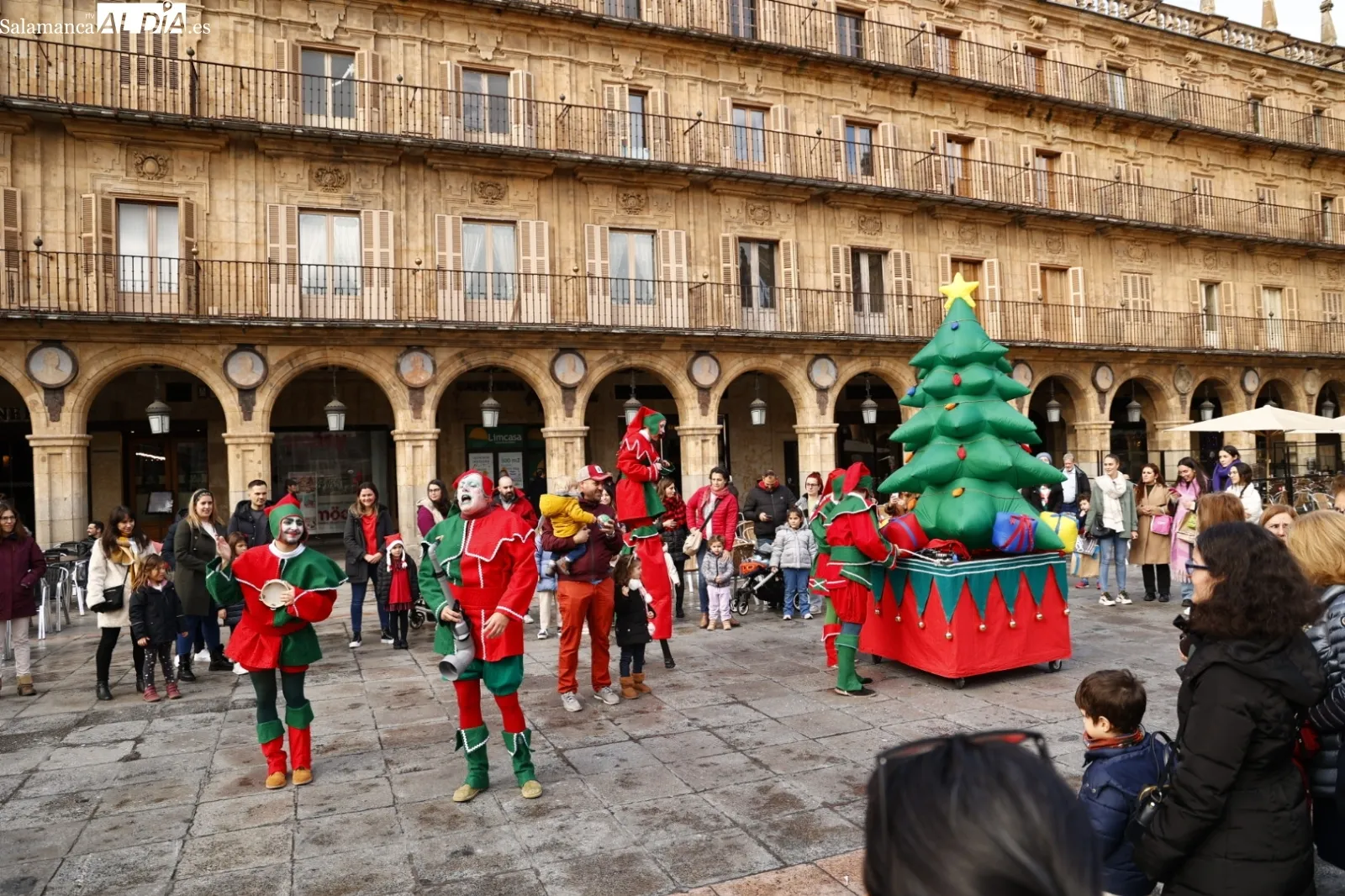 Pasacalles Navideño con Kamaru en la plaza del Teatro Liceo. Fotos David Sañudo