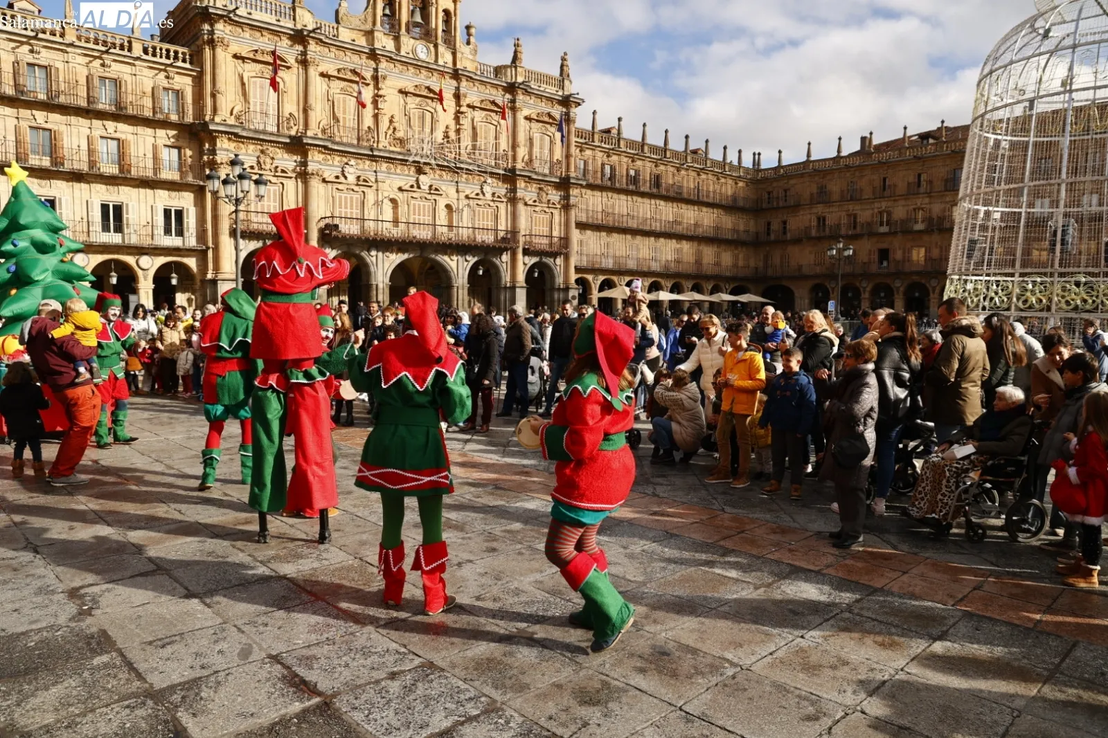 Pasacalles Navideño con Kamaru en la plaza del Teatro Liceo. Fotos David Sañudo