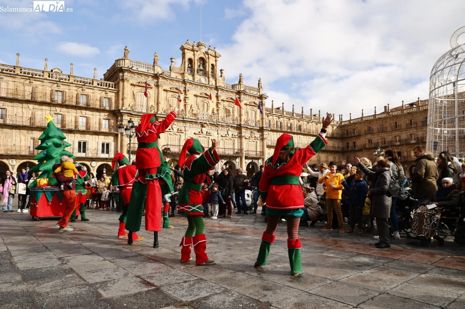 Pasacalles Navideño con Kamaru en la plaza del Teatro Liceo. Fotos David Sañudo