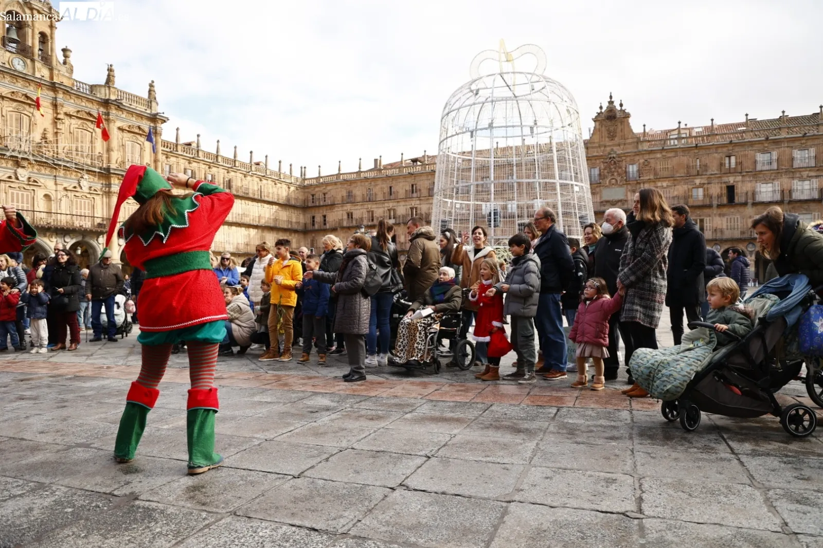 Pasacalles Navideño con Kamaru en la plaza del Teatro Liceo. Fotos David Sañudo