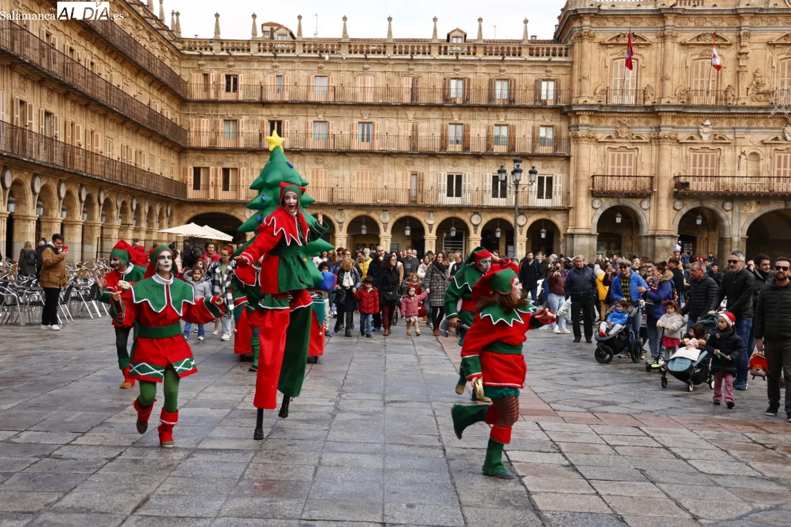 Pasacalles Navideño con Kamaru en la plaza del Teatro Liceo. Fotos David Sañudo