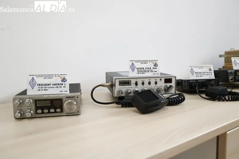 Exposición temática de emisoras y accesorios de radioaficionados en el Centro de Convivencia Victoria Adrados. Fotos: David Sañudo