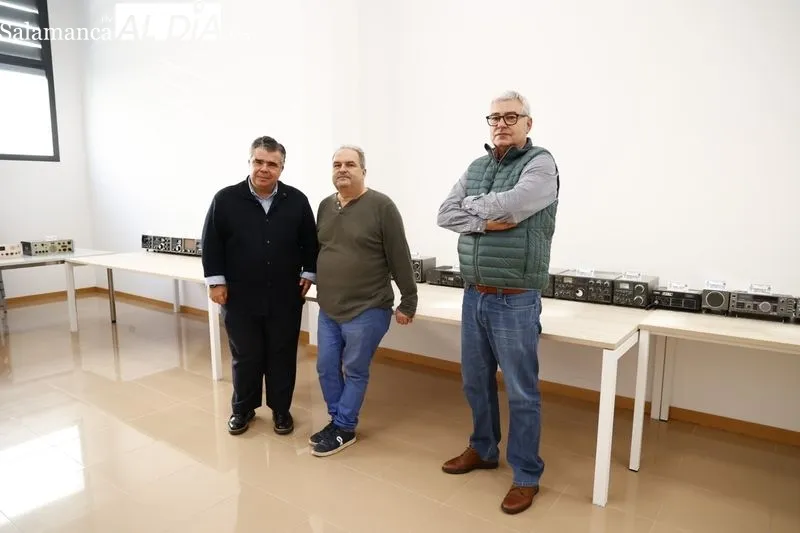 Exposición temática de emisoras y accesorios de radioaficionados en el Centro de Convivencia Victoria Adrados. Fotos: David Sañudo