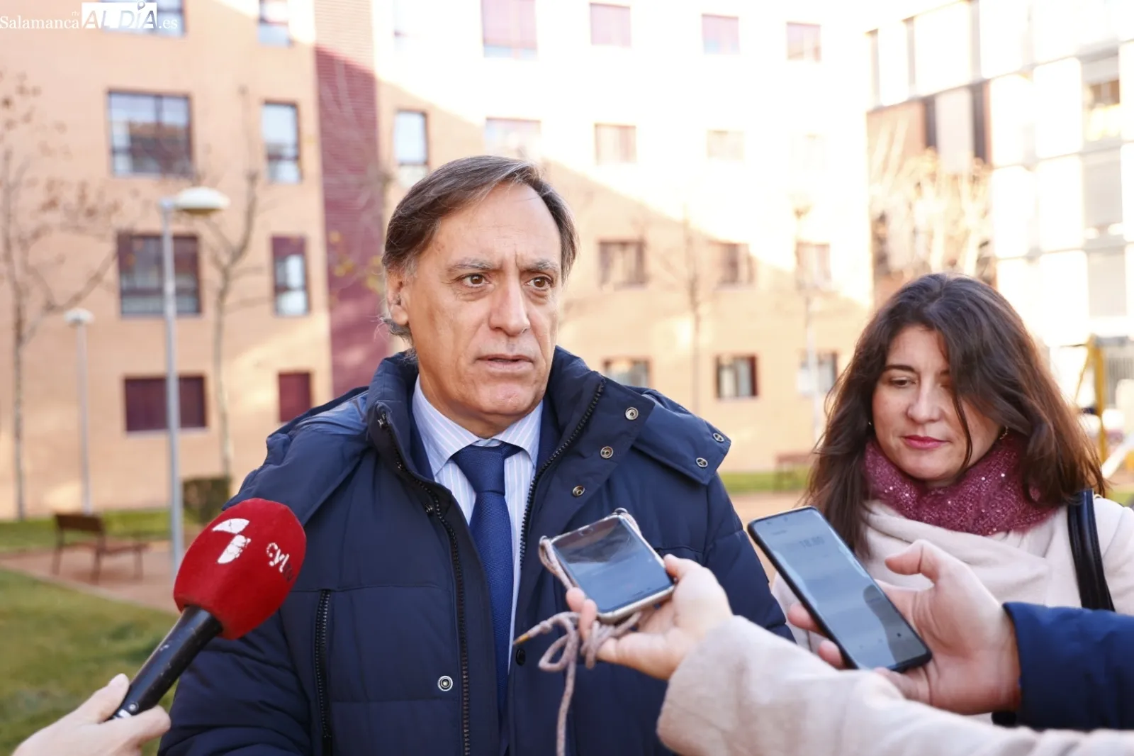 El alcalde de Salamanca, Carlos García Carbayo, durante su visita a El Zurguén. Fotos: David Sañudo