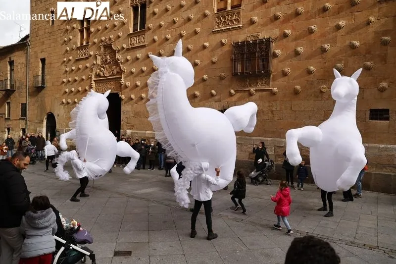 Pasacalles ARTScreative en el centro de Salamanca. Fotos David Sañudo