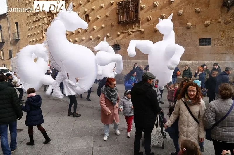 Pasacalles ARTScreative en el centro de Salamanca. Fotos David Sañudo