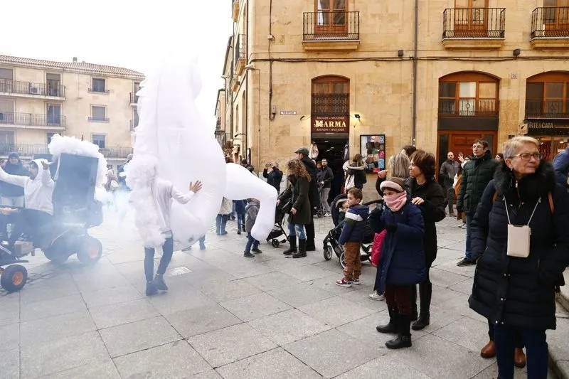 Pasacalles ARTScreative en el centro de Salamanca. Fotos David Sañudo