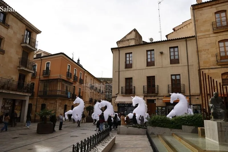 Pasacalles ARTScreative en el centro de Salamanca. Fotos David Sañudo