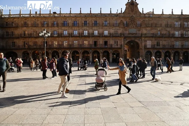 Ambiente en la Plaza Mayo en la mañana de este sábado de Nochevieja. Fotos: David Sañudo