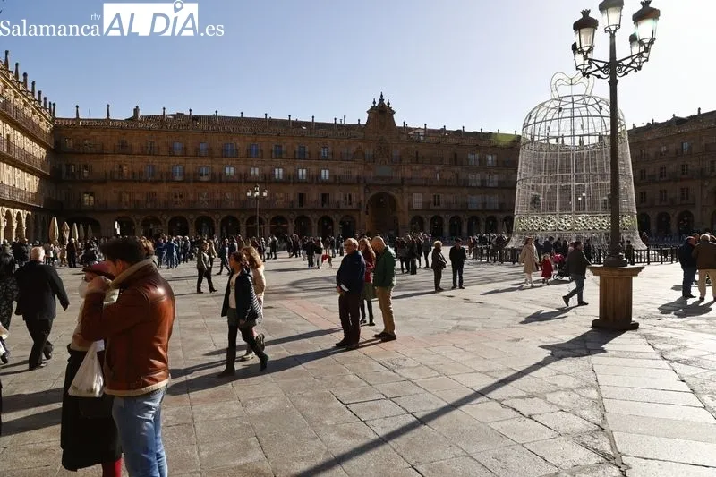 Ambiente en la Plaza Mayo en la mañana de este sábado de Nochevieja. Fotos: David Sañudo