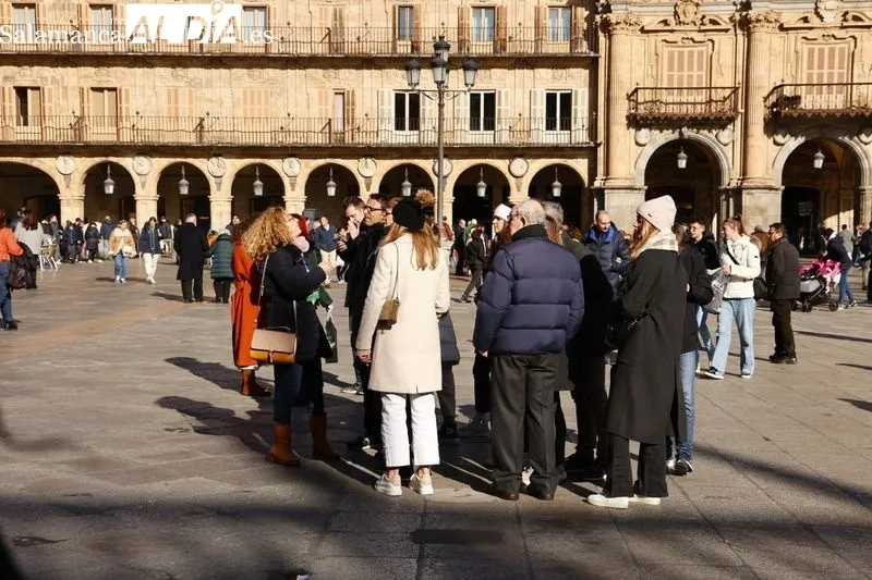 Ambiente en la Plaza Mayo en la mañana de este sábado de Nochevieja. Fotos: David Sañudo