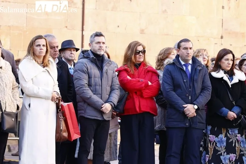 Homenaje a Miguel de Unamuno junto a su estatua situada junto a la casa en la que vivió y murió. Fotos: David Sañudo