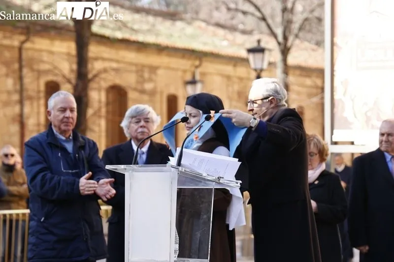 Homenaje a Miguel de Unamuno junto a su estatua situada junto a la casa en la que vivió y murió. Fotos: David Sañudo