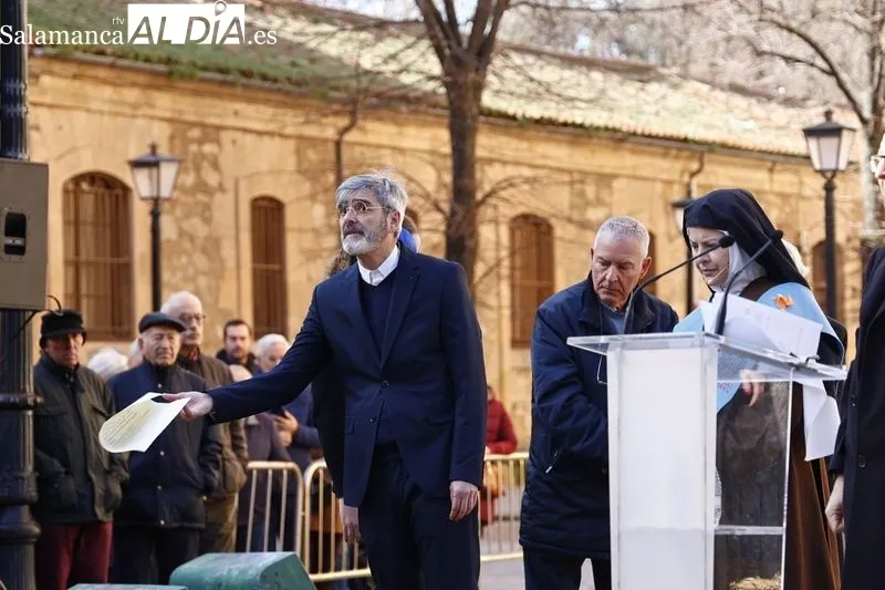 Homenaje a Miguel de Unamuno junto a su estatua situada junto a la casa en la que vivió y murió. Fotos: David Sañudo