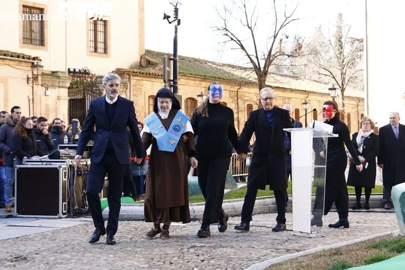 Homenaje a Miguel de Unamuno junto a su estatua situada junto a la casa en la que vivió y murió. Fotos: David Sañudo