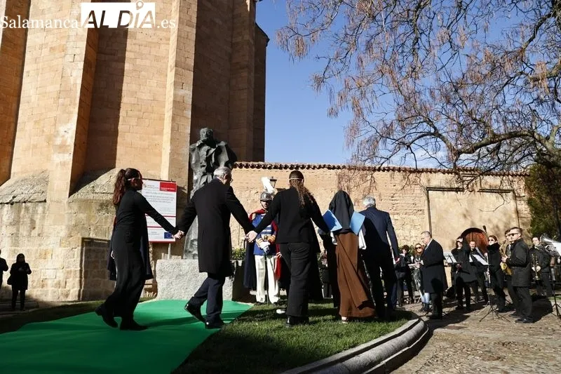 Homenaje a Miguel de Unamuno junto a su estatua situada junto a la casa en la que vivió y murió. Fotos: David Sañudo