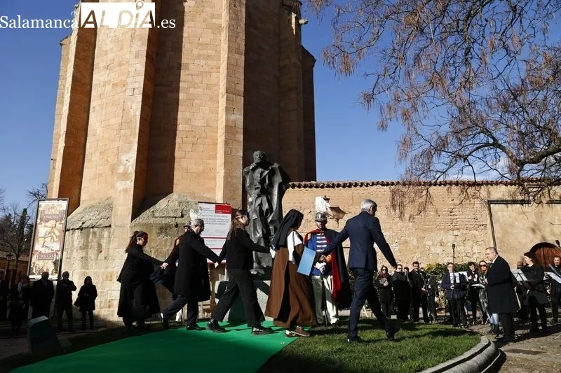 Homenaje a Miguel de Unamuno junto a su estatua situada junto a la casa en la que vivió y murió. Fotos: David Sañudo