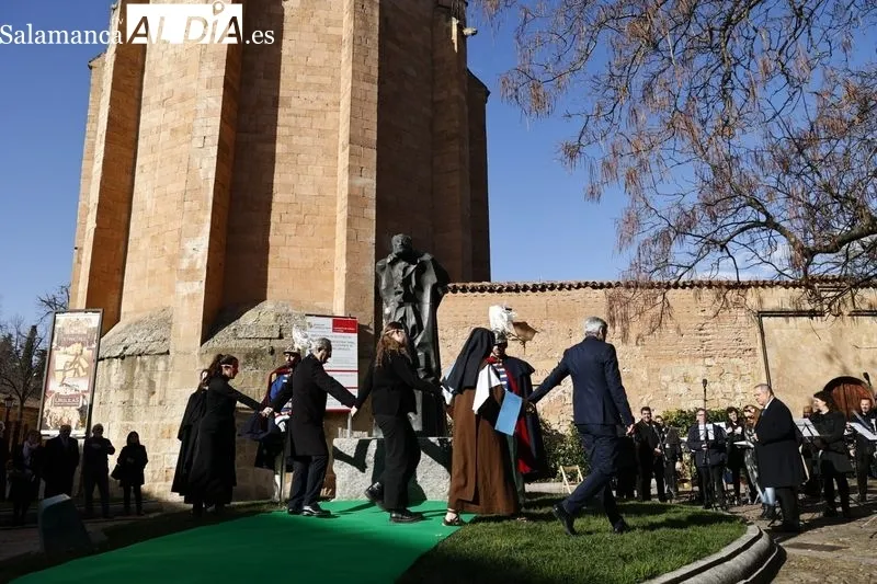 Homenaje a Miguel de Unamuno junto a su estatua situada junto a la casa en la que vivió y murió. Fotos: David Sañudo