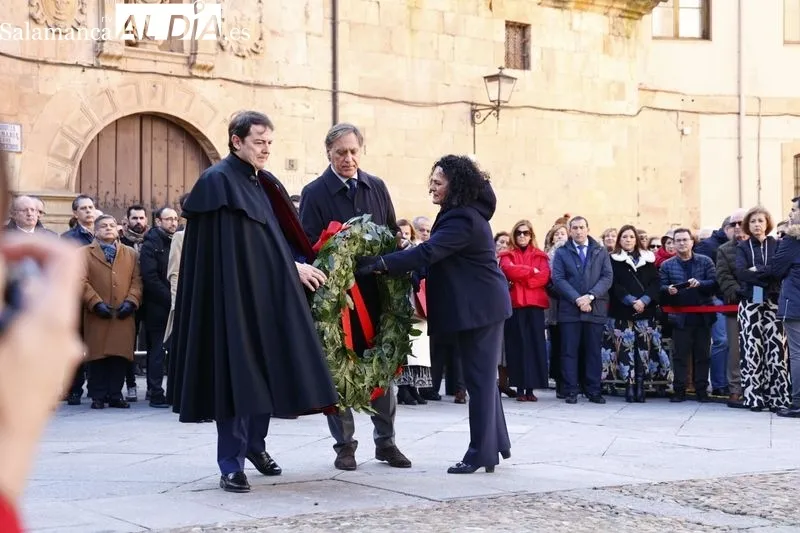 Homenaje a Miguel de Unamuno junto a su estatua situada junto a la casa en la que vivió y murió. Fotos: David Sañudo