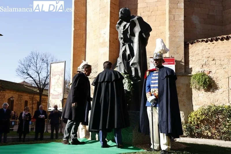 Homenaje a Miguel de Unamuno junto a su estatua situada junto a la casa en la que vivió y murió. Fotos: David Sañudo