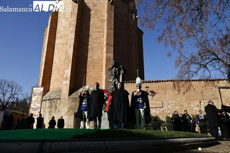 Homenaje a Miguel de Unamuno junto a su estatua situada junto a la casa en la que vivió y murió. Fotos: David Sañudo