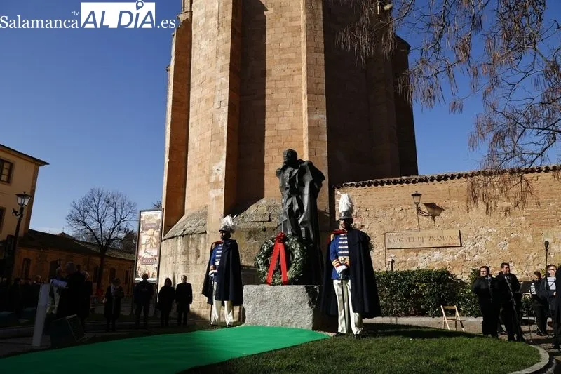 Homenaje a Miguel de Unamuno junto a su estatua situada junto a la casa en la que vivió y murió. Fotos: David Sañudo