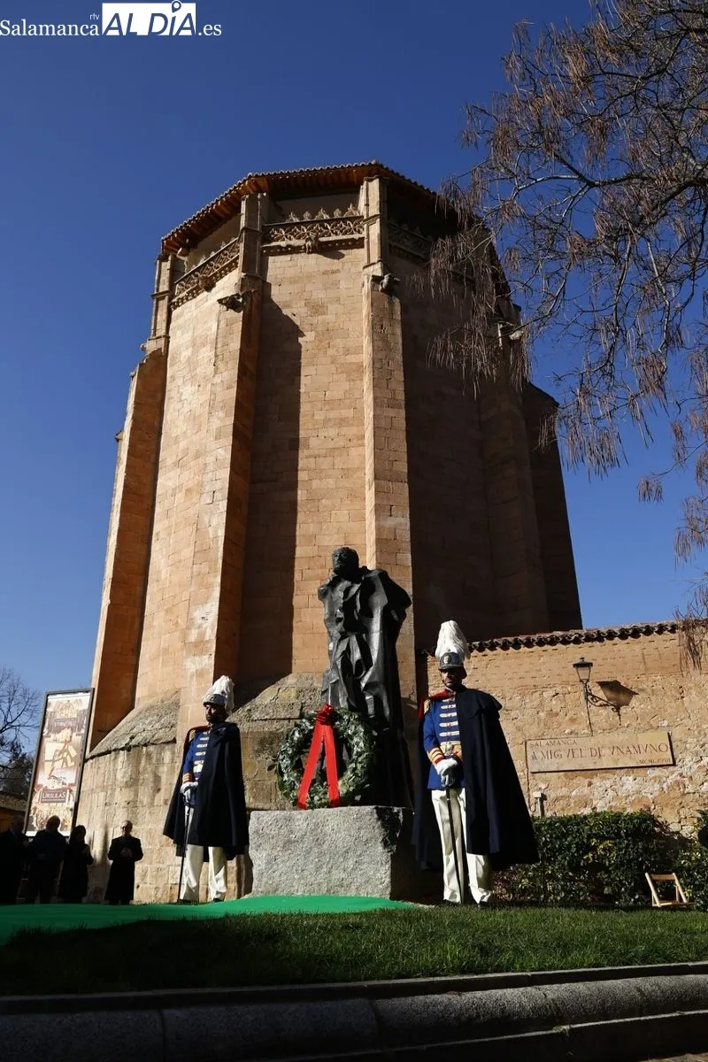 Homenaje a Miguel de Unamuno junto a su estatua situada junto a la casa en la que vivió y murió. Fotos: David Sañudo
