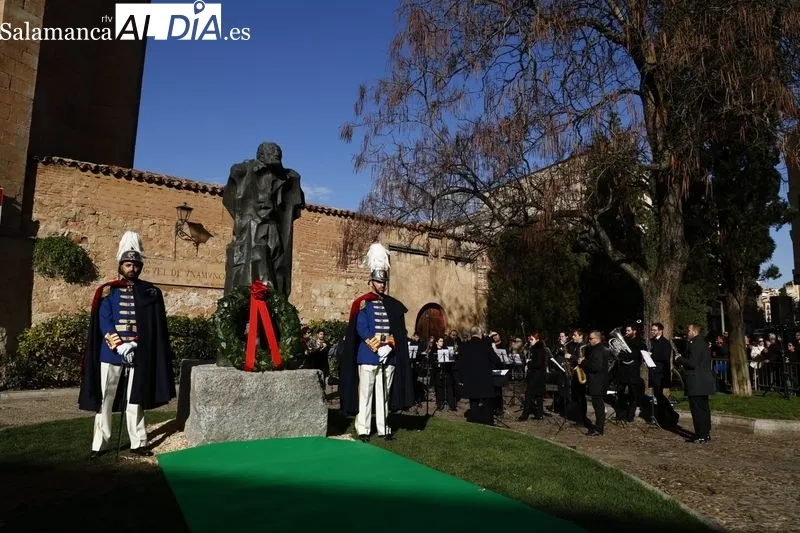 Homenaje a Miguel de Unamuno junto a su estatua situada junto a la casa en la que vivió y murió. Fotos: David Sañudo