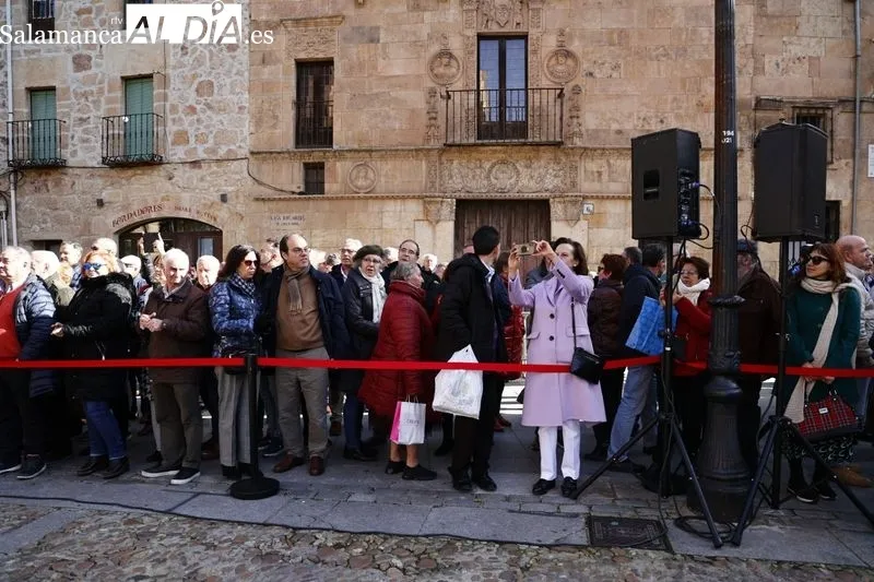 Homenaje a Miguel de Unamuno junto a su estatua situada junto a la casa en la que vivió y murió. Fotos: David Sañudo